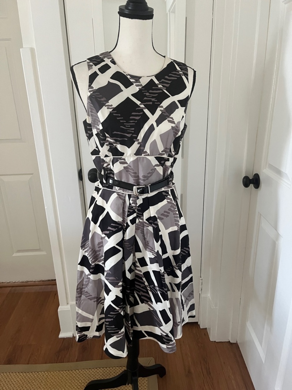 Badgley Mischka Fit and Flare Knee Length Dress Black White Gray Modernist Print